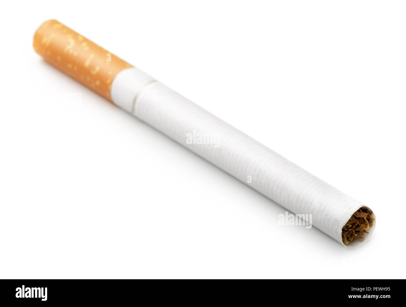 Einzigen vollständigen Zigarette isoliert auf weißem Stockfoto