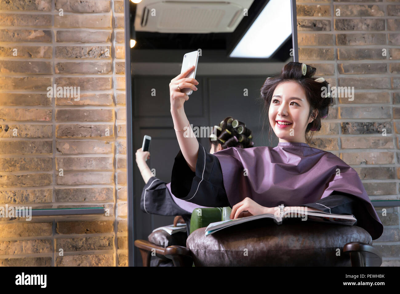 Friseur styling Frau Haar in einem Salon. Der koreanischen Schönheit Foto. 095 Stockfoto