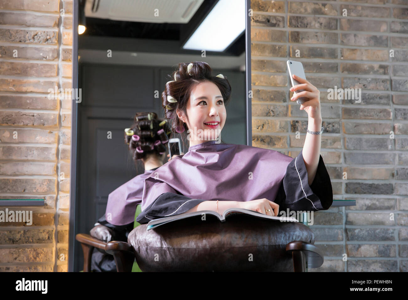 Friseur styling Frau Haar in einem Salon. Der koreanischen Schönheit Foto. 094 Stockfoto