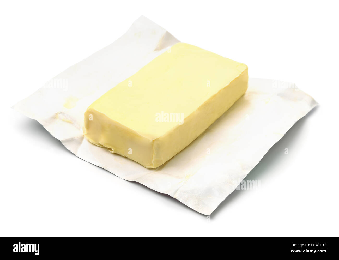 Block Butter in offenen Umhüllung isoliert auf weißem Stockfoto