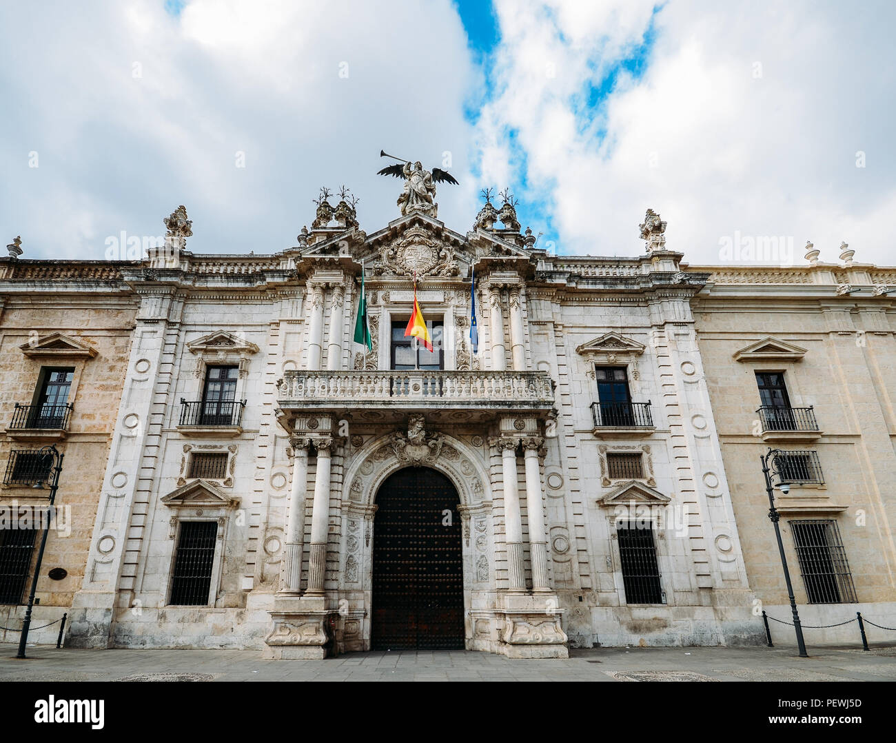 Sevilla, Spanien - 15. Juli 2018: Die Fassade der alten Königlichen Tabakfabrik in Sevilla. Jetzt ist das Gebäude Eigentum der Universität von Sevilla Stockfoto