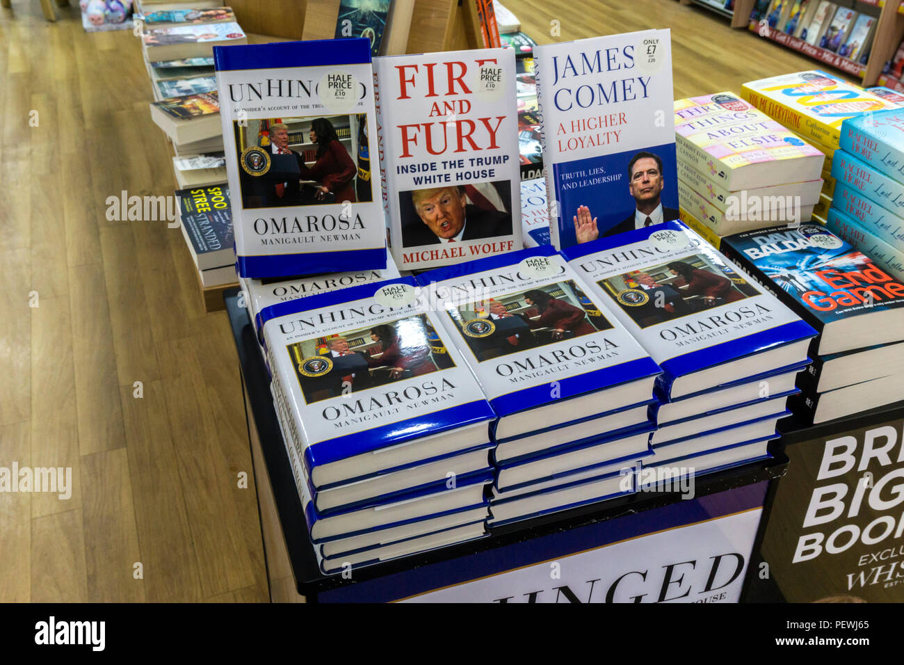 Kopien von ÜBERDREHT durch Omarosa Manigault Newman im Verkauf in einer Buchhandlung. Stockfoto