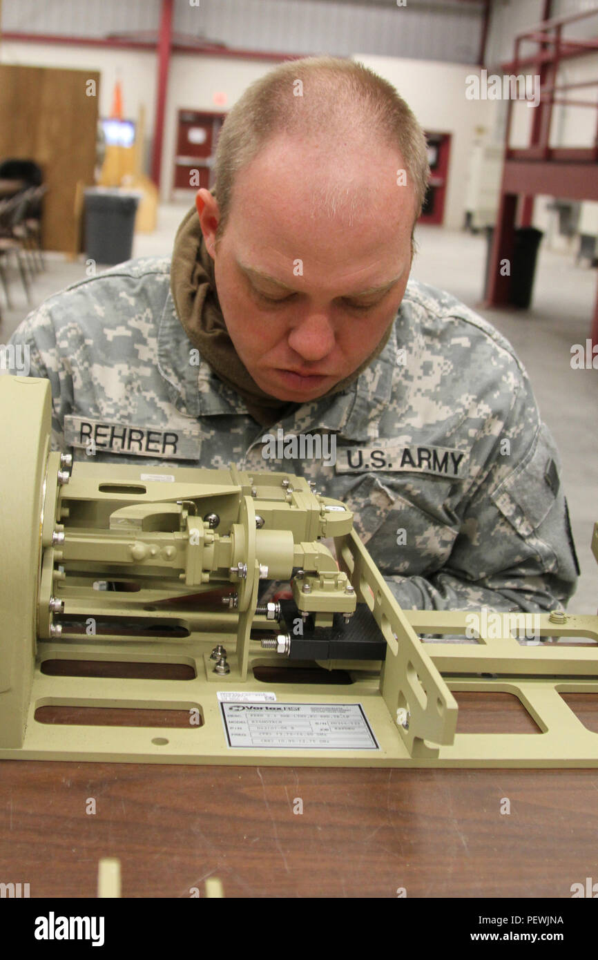 Südcarolina nationale Schutz Soldat, Staff Sgt. Dennis Rehrer, Firma C, 151 Expeditionary Signal Battalion, Reparaturen der Feed Horn, der Abschnitt eines Satelliten, die das Signal empfängt aus dem Array, einer EIN/TSC-185 Sat-Transportable Terminals (STT) zu einem Satelliten, 24.02.13, McCrady Training Center. Die SOKO ist ein sehr mobiles Gerät, das eine Vielzahl von Kommunikationsmöglichkeiten zur Verfügung, auf das Bataillon und Mission. (Foto von Sgt. Brad Mincey, 108 Öffentliche Angelegenheiten Ablösung/Freigegeben) Stockfoto