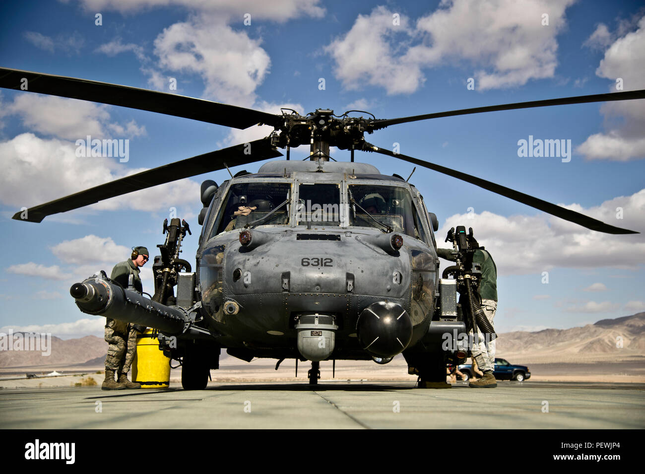 Us Air Force Piloten mit dem 823 Maintenance Squadron, vorbeugende Wartung Kontrollen bei einem HH-60G Pave Hawk zur Unterstützung der integrierten Übung (ITX) 2-16 auf der strategischen Expeditionary Landeplatz an Bord Marine Corps Air Ground Combat Center Twentynine Palms, Calif., Feb 1, 2016. MCAGCC führt entsprechende live-fire kombinierte Waffen, städtische Betriebe und gemeinsamer/Koalition level Integration Schulung, die operativen Kräfte' Bereitschaft fördern. (U.S. Air Force Foto von älteren Flieger Matthew L. Garcia/Freigegeben) Stockfoto