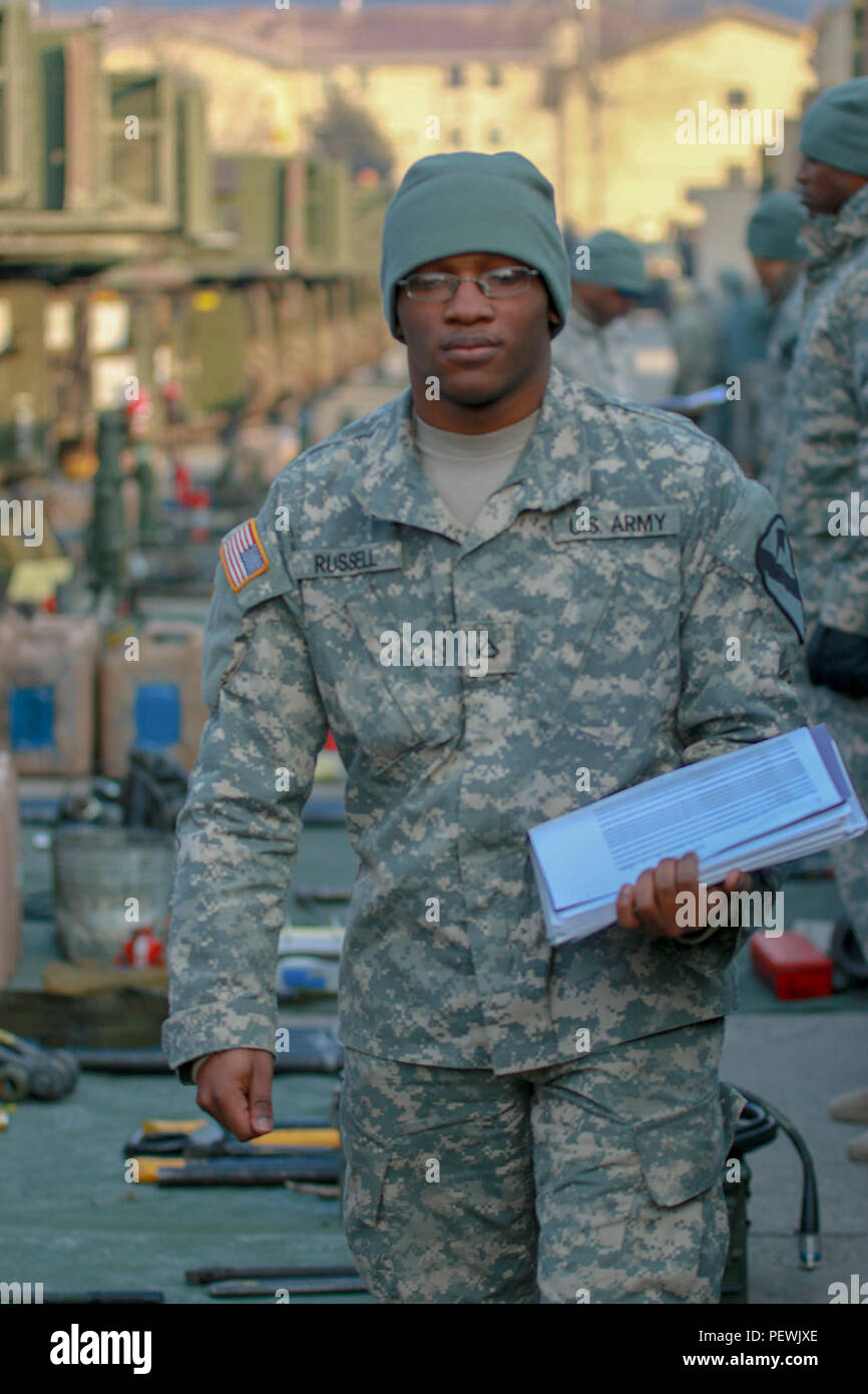 Pvt. James Russell, ein Spezialist der Stromversorgung mit Batterie A, 1st Battalion, 82nd Field Artillery Regiment, 1st Armored Brigade Combat Team, 1.Kavallerie Division, Spaziergänge zwischen M109A7 Paladin und M992 Field Artillery Munition liefern Fahrzeuge während einer Bestandsaufnahme Inspektion am Lager Hovey, Südkorea, Feb 4. (U.S. Armee Foto von Sgt. Christopher Dennis, 1st Armored Brigade Combat Team Public Affairs, 1st Cavalry Division). Stockfoto