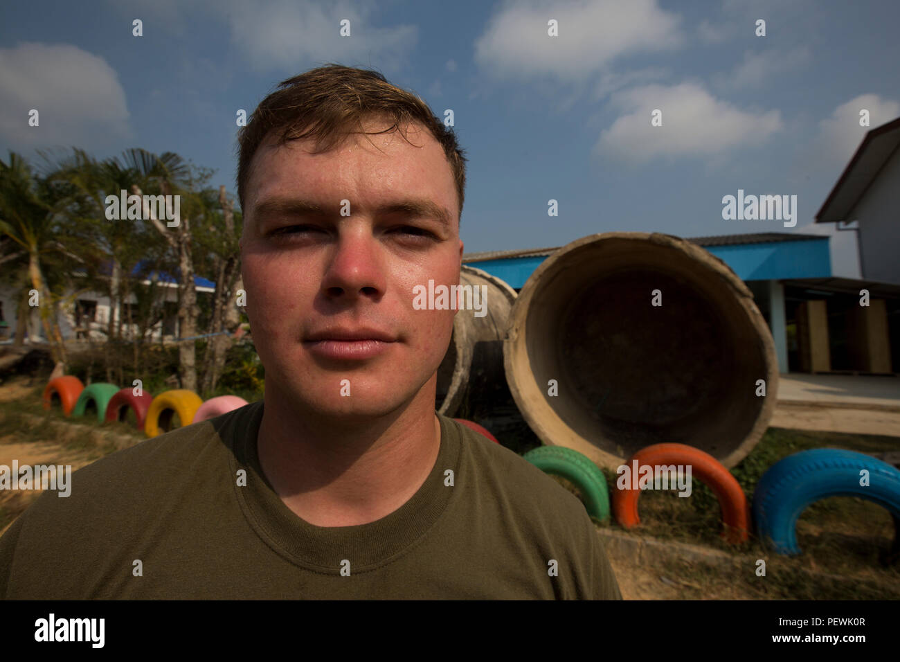 Us Marine Lance Cpl. David Keen, Bekämpfung der Ingenieur, mit Marine Wings Support Squadron 172, posiert für ein Foto auf dem Wat Khun Song Schule, Chanthaburi, Thailand, während der Übung Cobra Gold, 13.02.2016. Cobra Gold, in seiner 35. Iteration, mit einem speziellen Fokus auf humanitäre Civic action, Engagement für die Gemeinschaft, und ärztlichen Tätigkeiten während der Übung durchgeführt, um die Bedürfnisse und humanitären Interessen der Zivilbevölkerung in der Region zu unterstützen. (U.S. Marine Corps Combat Kamera Foto von Lance Cpl. Miguel A. Rosales/Freigegeben) Stockfoto