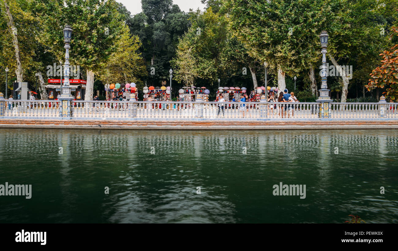 Sevilla, Spanien - 15. Juli 2018: Kanal an der spanischen Plaza de Espana mit Souvenir steht im Hintergrund Stockfoto