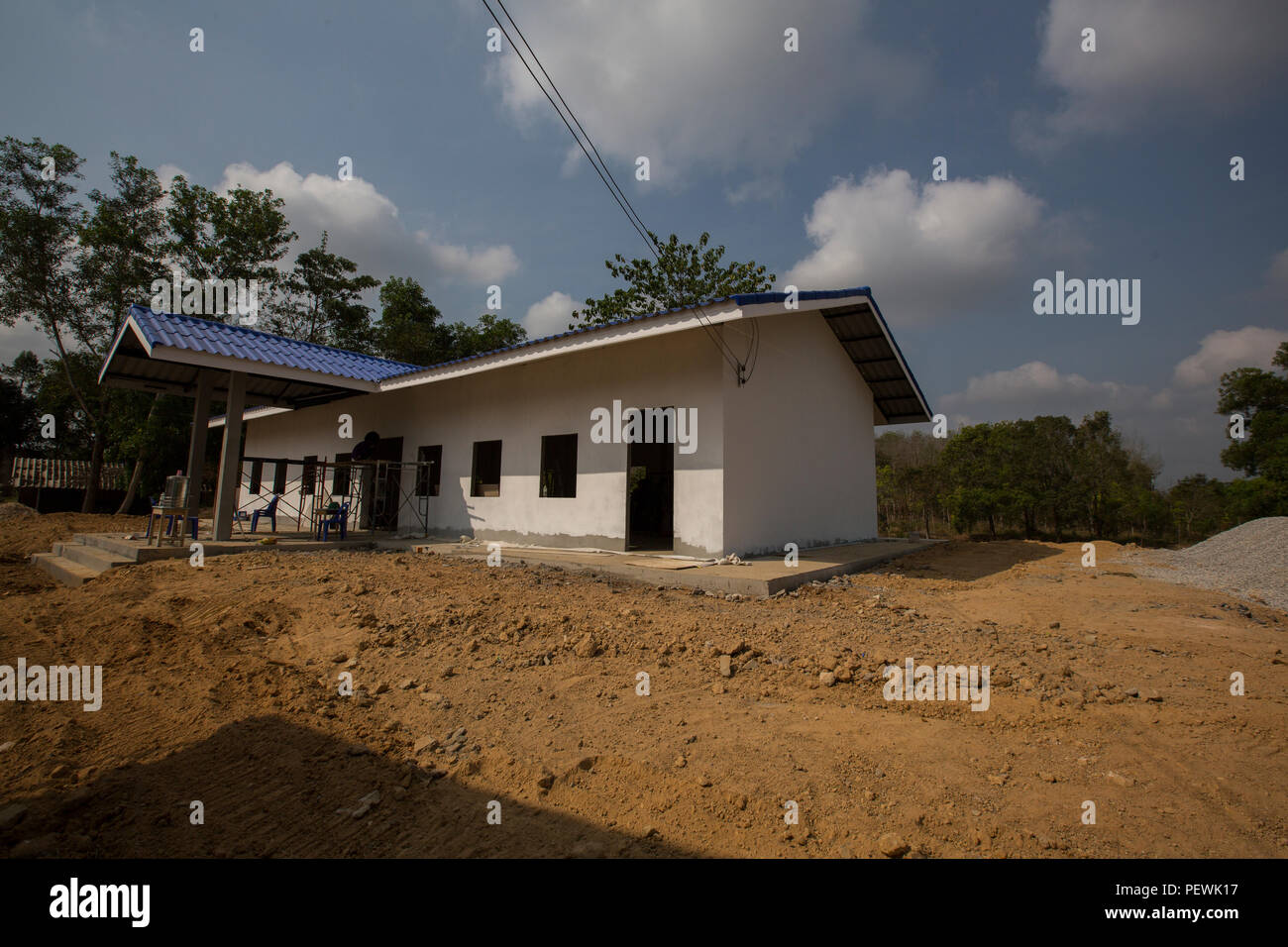 Service für Mitglieder mit der Thailändischen Streitkräfte und US-Marines mit Marine Wing Support Squadron 172 arbeiten zusammen, um ein Zimmer im Wat Khun Song Schule, Chanthaburi, Thailand zu bauen, während der Übung Cobra Gold, 13.02.2016. Cobra Gold, in seiner 35. Iteration, mit einem speziellen Fokus auf humanitäre Civic action, Engagement für die Gemeinschaft, und ärztlichen Tätigkeiten während der Übung durchgeführt, um die Bedürfnisse und humanitären Interessen der Zivilbevölkerung in der Region zu unterstützen. (U.S. Marine Corps Combat Kamera Foto von Lance Cpl. Miguel A. Rosales/Freigegeben) Stockfoto