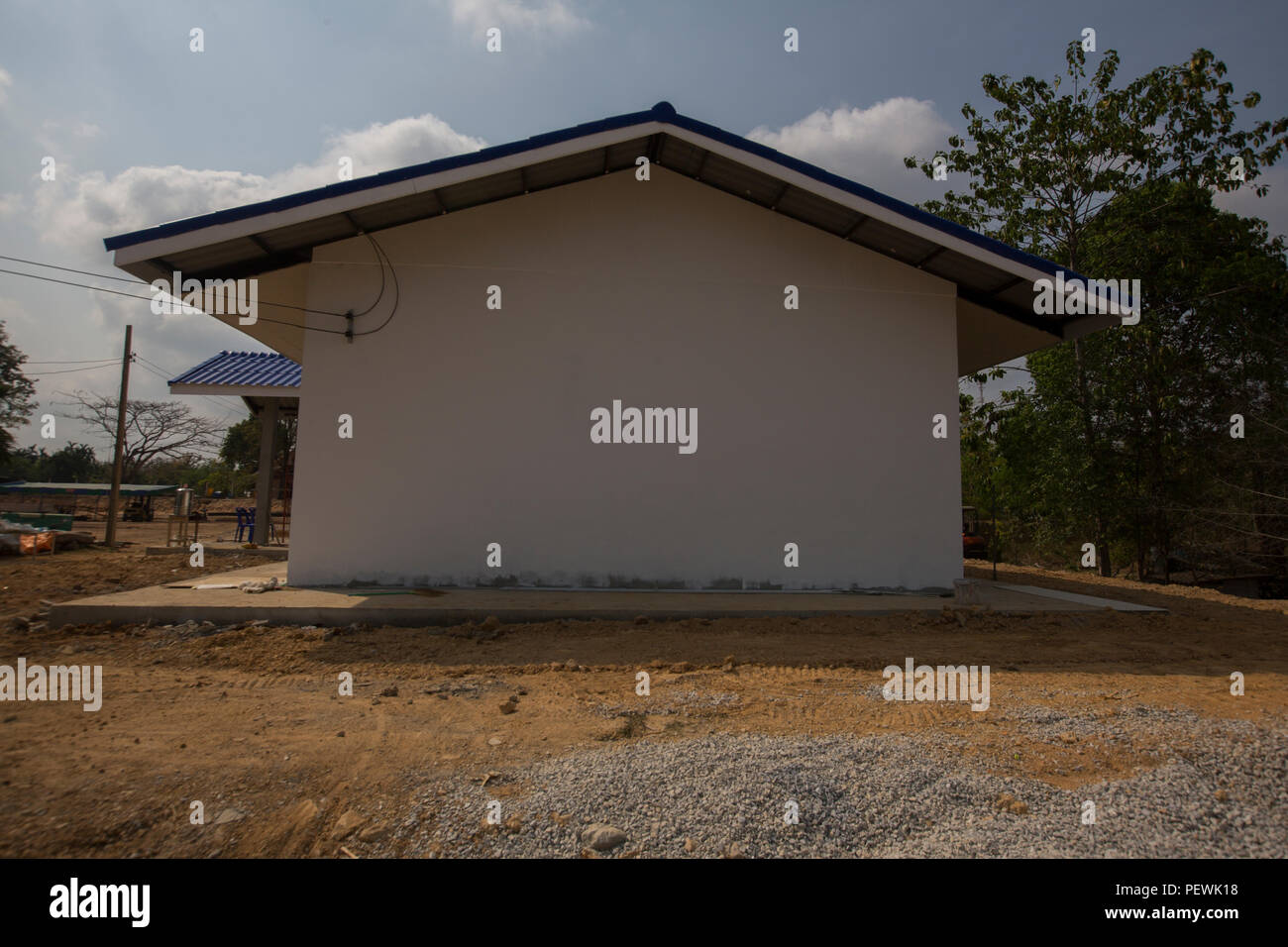 Service für Mitglieder mit der Thailändischen Streitkräfte und US-Marines mit Marine Wing Support Squadron 172 arbeiten zusammen, um ein Zimmer im Wat Khun Song Schule, Chanthaburi, Thailand zu bauen, während der Übung Cobra Gold, 13.02.2016. Cobra Gold, in seiner 35. Iteration, mit einem speziellen Fokus auf humanitäre Civic action, Engagement für die Gemeinschaft, und ärztlichen Tätigkeiten während der Übung durchgeführt, um die Bedürfnisse und humanitären Interessen der Zivilbevölkerung in der Region zu unterstützen. (U.S. Marine Corps Combat Kamera Foto von Lance Cpl. Miguel A. Rosales/Freigegeben) Stockfoto