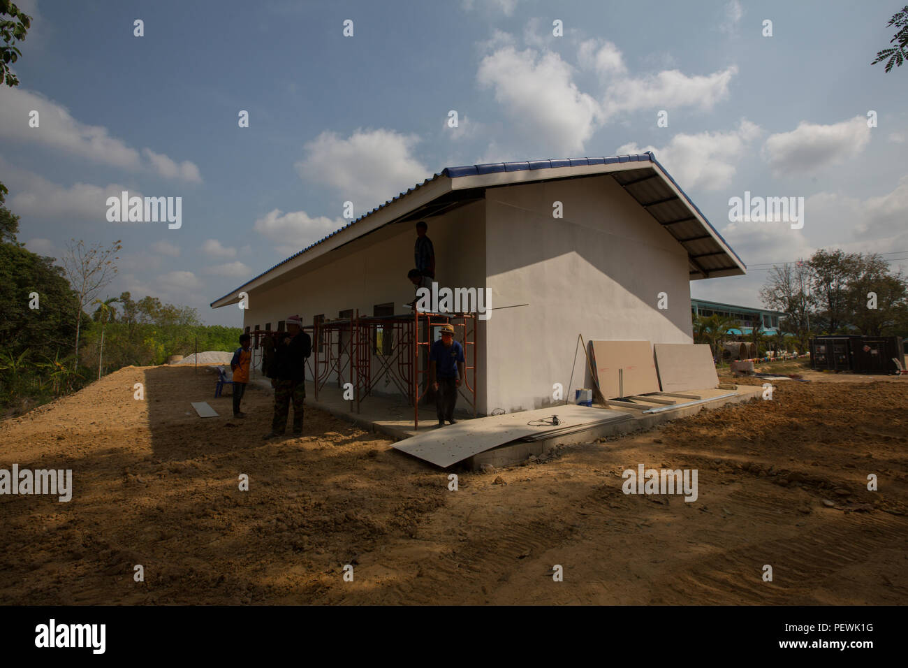 Service für Mitglieder mit der Thailändischen Streitkräfte und US-Marines mit Marine Wing Support Squadron 172 arbeiten zusammen, um ein Zimmer im Wat Khun Song Schule, Chanthaburi, Thailand zu bauen, während der Übung Cobra Gold, 13.02.2016. Cobra Gold, in seiner 35. Iteration, mit einem speziellen Fokus auf humanitäre Civic action, Engagement für die Gemeinschaft, und ärztlichen Tätigkeiten während der Übung durchgeführt, um die Bedürfnisse und humanitären Interessen der Zivilbevölkerung in der Region zu unterstützen. (U.S. Marine Corps Combat Kamera Foto von Lance Cpl. Miguel A. Rosales/Freigegeben) Stockfoto