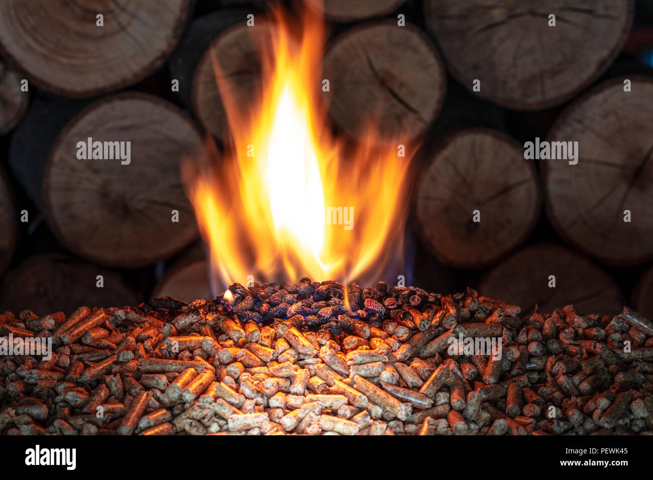 Pellets und Trunks Hintergrund brennen Stockfoto