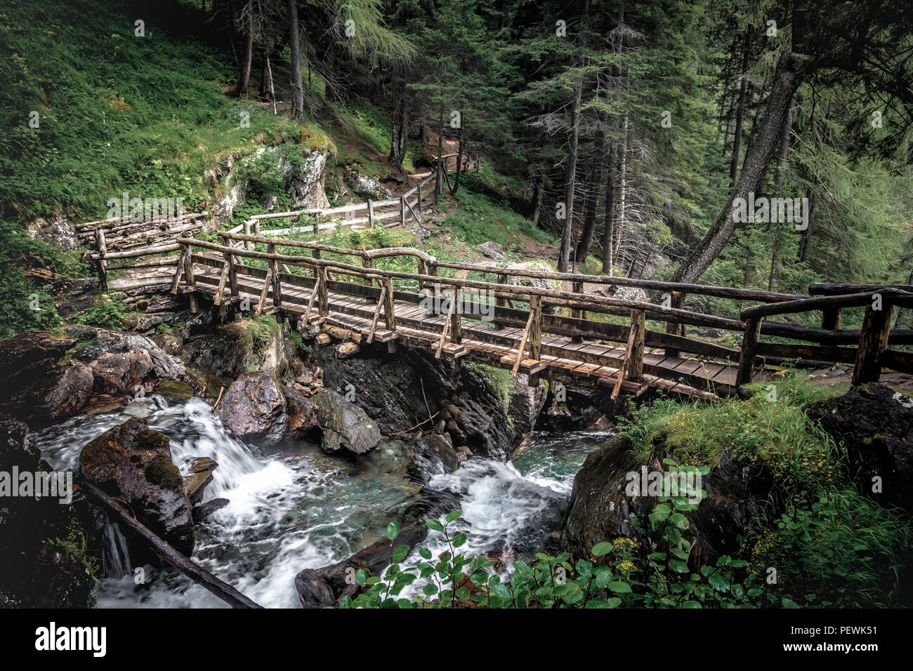 Holzbrücke und saent Wasserfall auf der italienischen Alpen Stockfoto