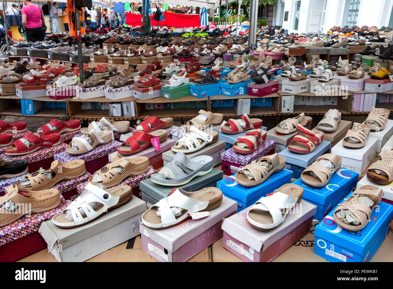 Blick von der Fußgängerbrücke über die Weser, Beverungen, Weserbergland, Nordrhein-Westfalen, Deutschland, Europa Stockfoto