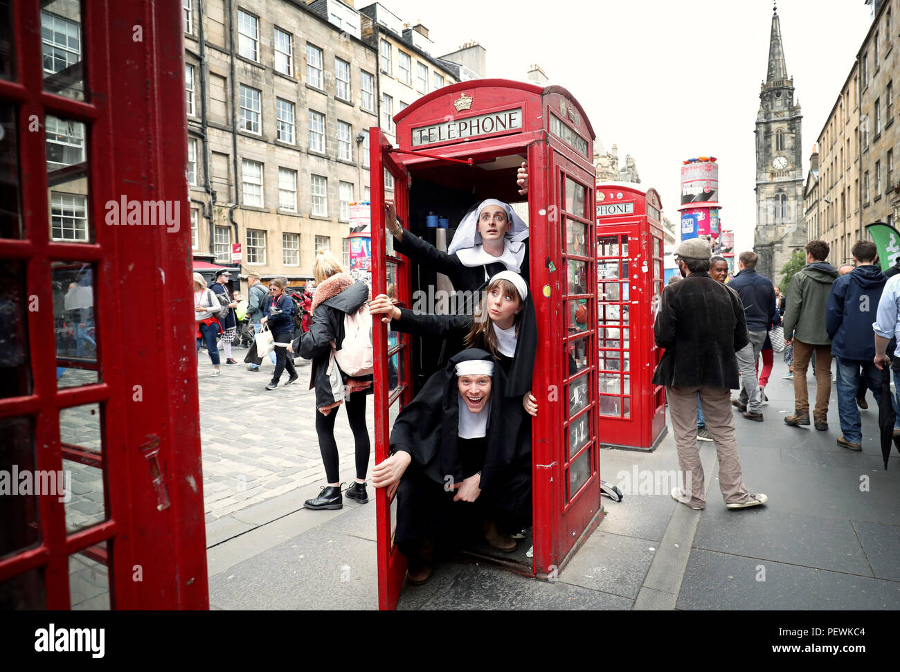 Die Besetzung des Edinburgh Festival Musical Comedy Show "Fang des Tages", aus der Republik Irland, auf der Royal Mile, Edinburgh durchführen. Stockfoto