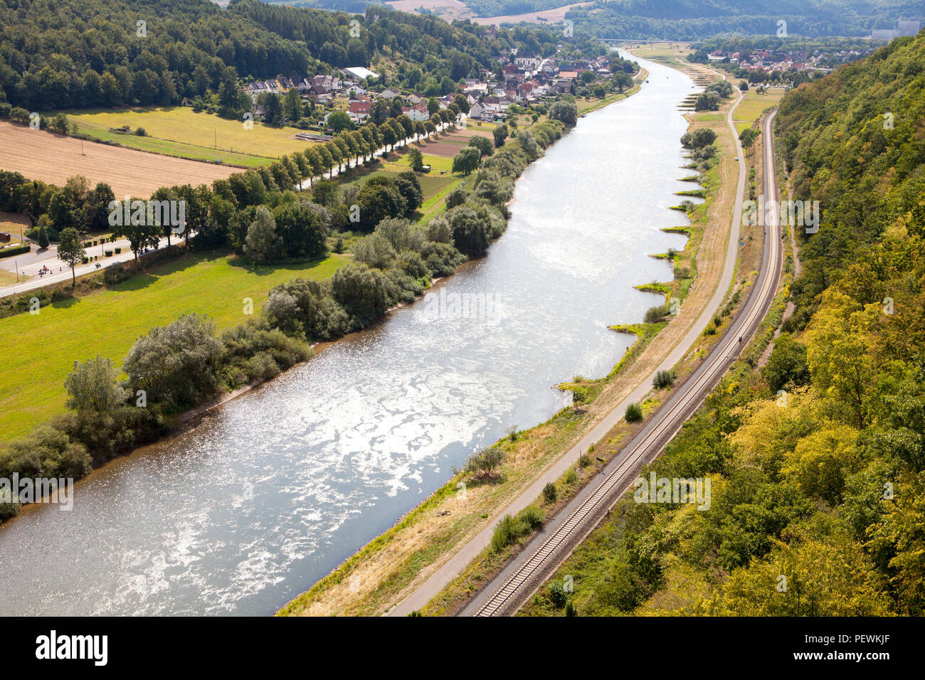 Blick von der Fußgängerbrücke über die Weser, Beverungen, Weserbergland, Nordrhein-Westfalen, Deutschland, Europa Stockfoto