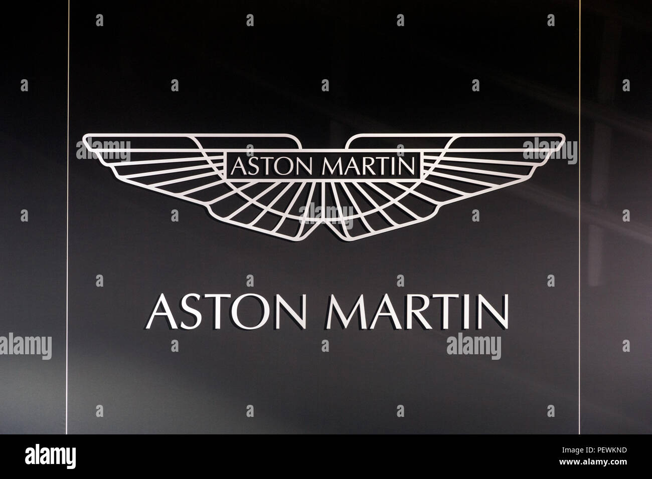 Brüssel - Jan 12, 2016: Aston Martin Logo an ihrem Auto stehen auf dem Automobil-Salon in Brüssel. Stockfoto