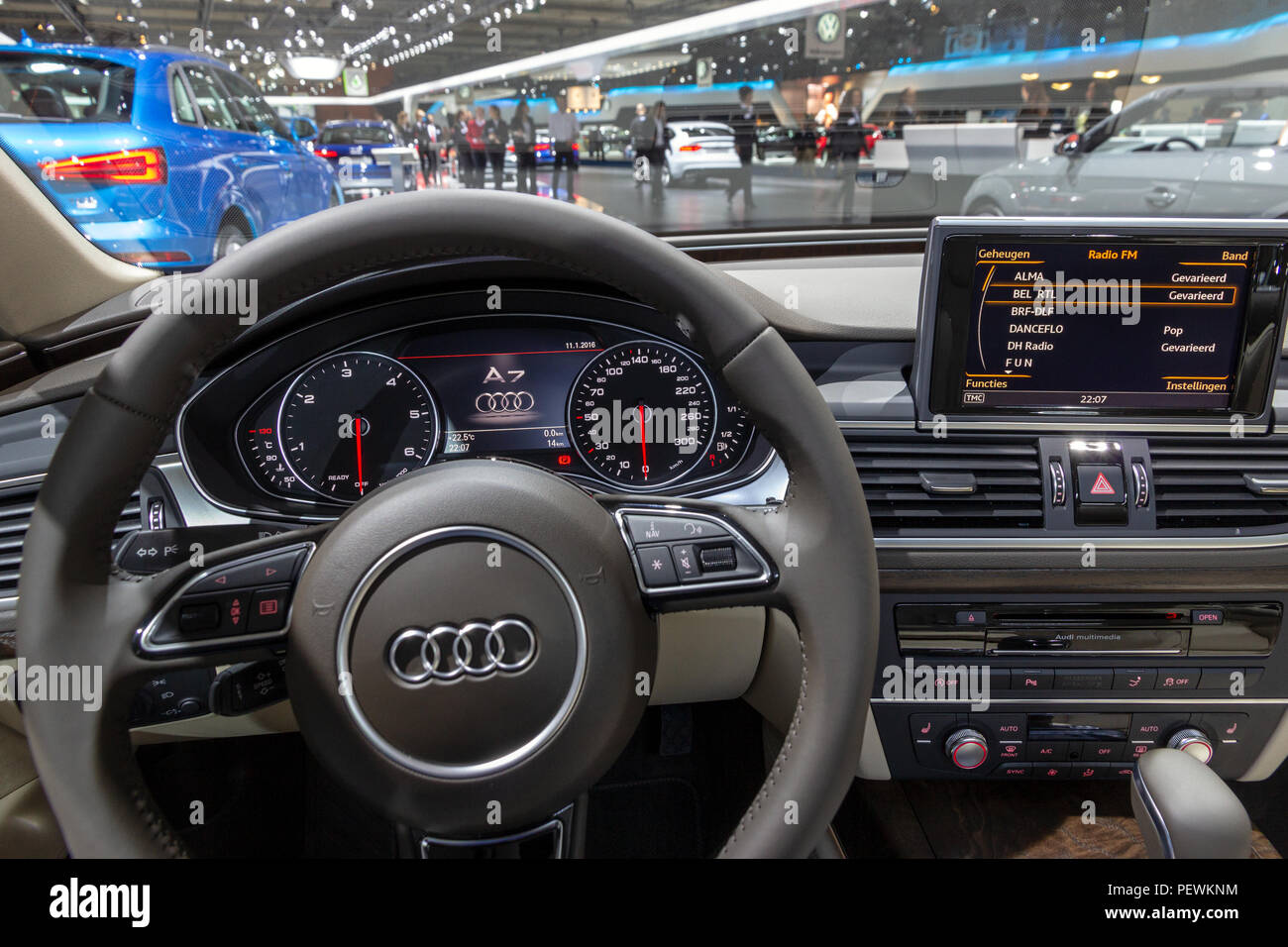 Brüssel - Jan 12, 2016: Innenraum Armaturenbrett und Lenkrad der Audi A7  Auto auf dem Automobil-Salon in Brüssel Stockfotografie - Alamy