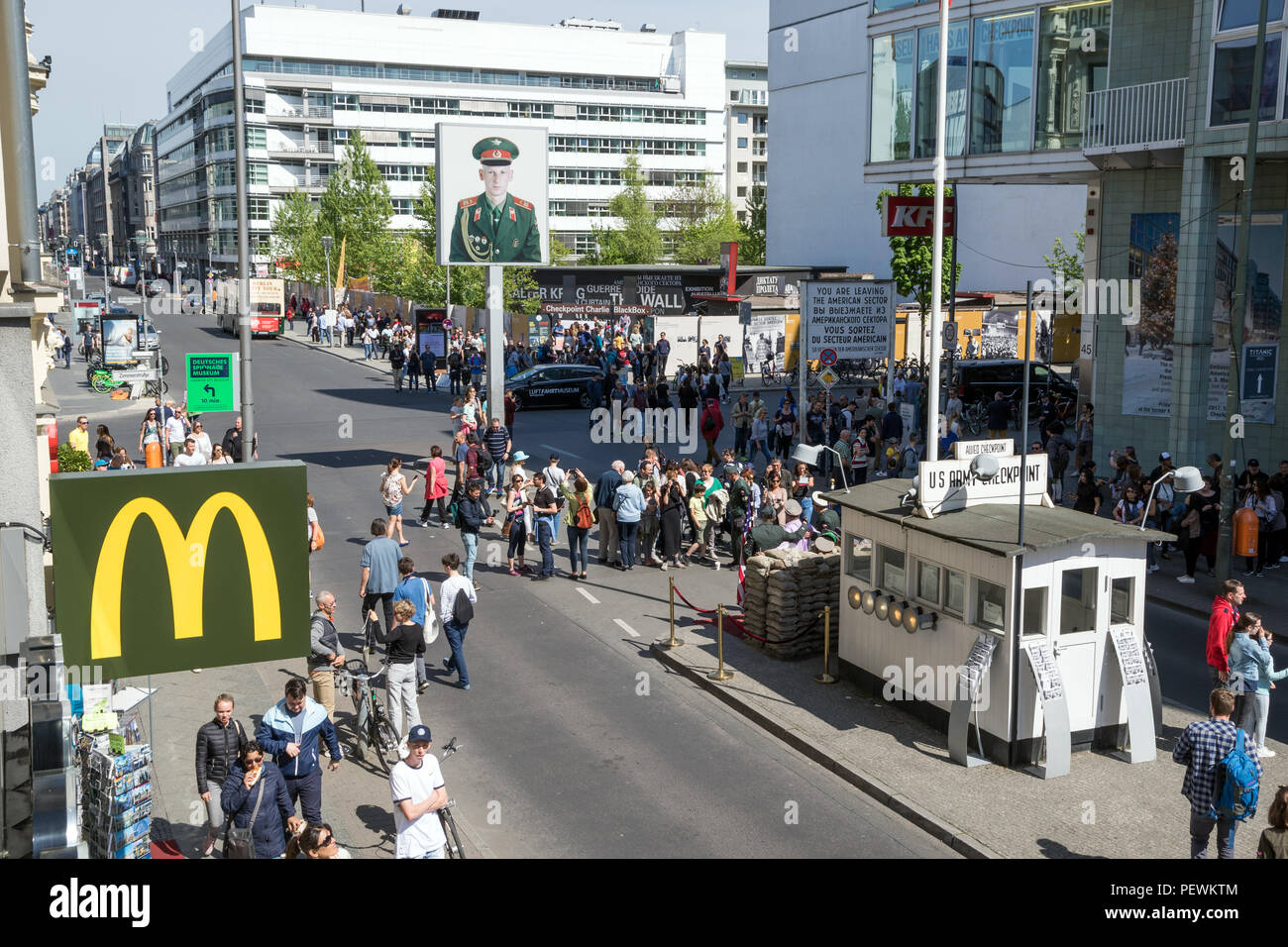 BERLIN, DEUTSCHLAND - Apr 28, 2018: Touristen um die ehemaligen Allied Checkpoint Charlie. Heutzutage diese Seite ist eine touristische Attraktion. Stockfoto