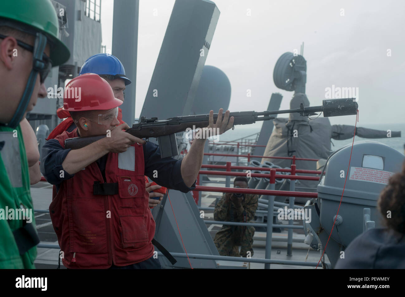 160204-N-RM 689-069 GOLF VON THAILAND (FEB. 04, 2016) - der Gunner Mate 3. Klasse Frank Rivas, zugeordnet zu den Amphibischen dock Landung Schiff USS Ashland (LSD 48) bereitet einen Schuß zu Henry J. Kaiser zu schießen - Klasse öler USNS John Ericsson (T-AO-194) während einer Auffüllung auf See (RAS). Ashland ist auf die Bonhomme Richard Amphibious Ready Gruppe zugeordnet und ist auf dem Weg in Cobra Gold, ein Thai-US-Beteiligung an geförderten multinationalen gemeinsame Ausübung der regionalen Sicherheit voraus, durch die Ausübung einer robusten multinationale Truppe aus Nationen, die gemeinsame Ziele und Verpflichtungen in den Indo- Stockfoto