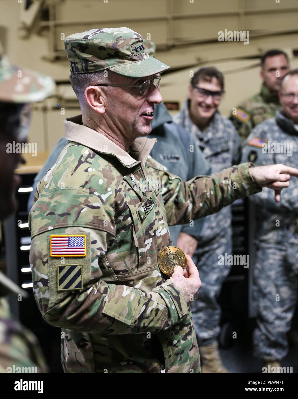 Gen. Robert Abrams, Kommandierender General, United States Army Forces Command, Sport eine Iowa National Guard memento, aus Schrott an der Lebenserhaltung Training Center, am Lager Dodge in Johnston, Iowa entfernt gebaut. Abrams sprach mit dem gesamten Kraft - Active Duty, U.S. Army Reserve und Iowa National Guard Soldaten und Piloten während seines zweitägigen Iowa besuchen. (Iowa Army National Guard Foto: Staff Sgt. Chad D. Nelson) Stockfoto