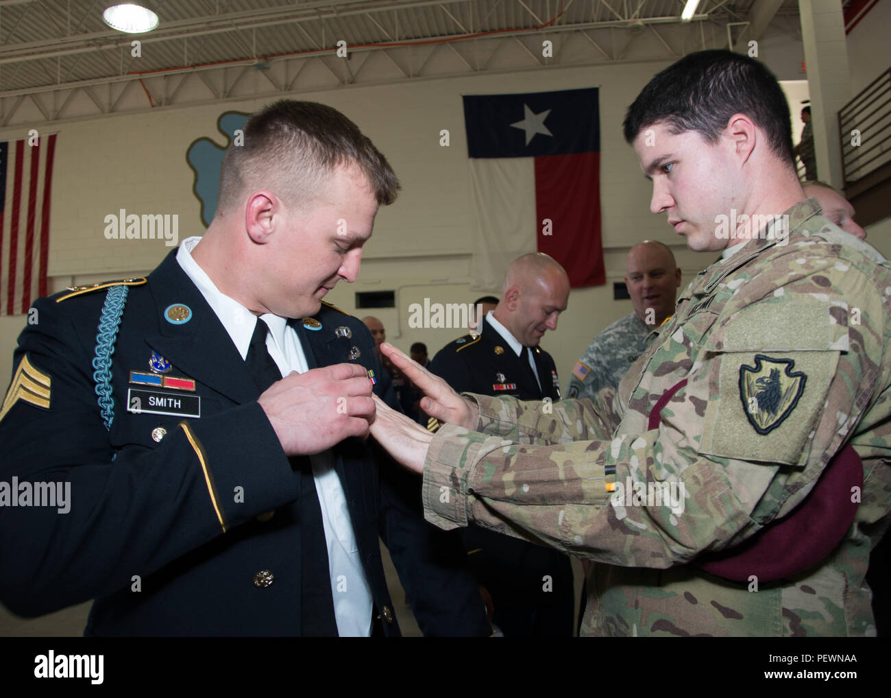 pic Peter Willis https www alamy de us armee sgt peregine j smith ein konkurrent erhalt seine uniform von seinem sponsor inspiziert us army staff sgt peter willis bevor er vor die besten krieger wettbewerb interview panel feb 4 2016 am lager swift texas wird angezeigt das bwc ist ein jahrlicher wettbewerb in dem texas wachposten die moglichkeit ihre krieger fahigkeiten zu scharfen wahrend freundliche konkurrenz texas air national guard foto von tech sgt vanessa reed freigegeben image215695154 html