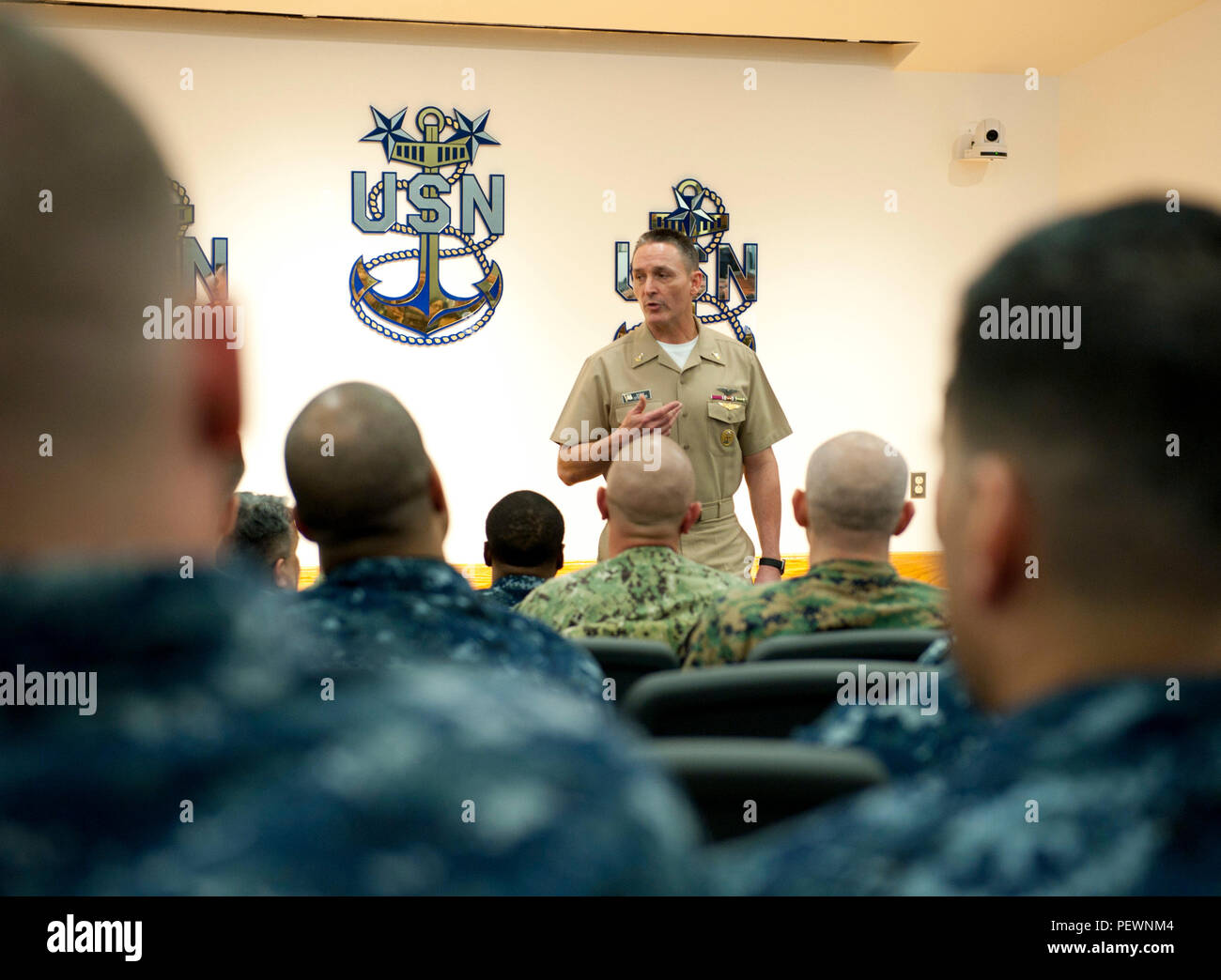 160204-N-OT 964-257 NEWPORT, R.I. (Feb. 4, 2016) Master Chief Petty Officer der Marine (MCPON) Mike Stevens spricht mit Studenten der Klasse 193 an die ältere Soldaten Akademie. Das Meer ist die Marine premiere Senior eingetragen Training Academy und ist erforderlich für E8s für E 9 in Betracht zu kommen. (U.S. Marine Foto von Mass Communication Specialist 1. Klasse Martin L. Carey/Freigegeben) Stockfoto