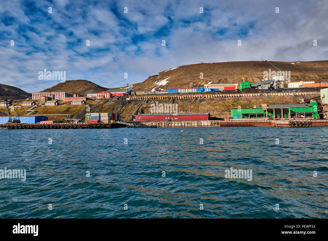 Russischen Bergbaustadt Barentsburg vom Meer aus gesehen oder Spitzbergen, Svalbard, Europa Stockfoto