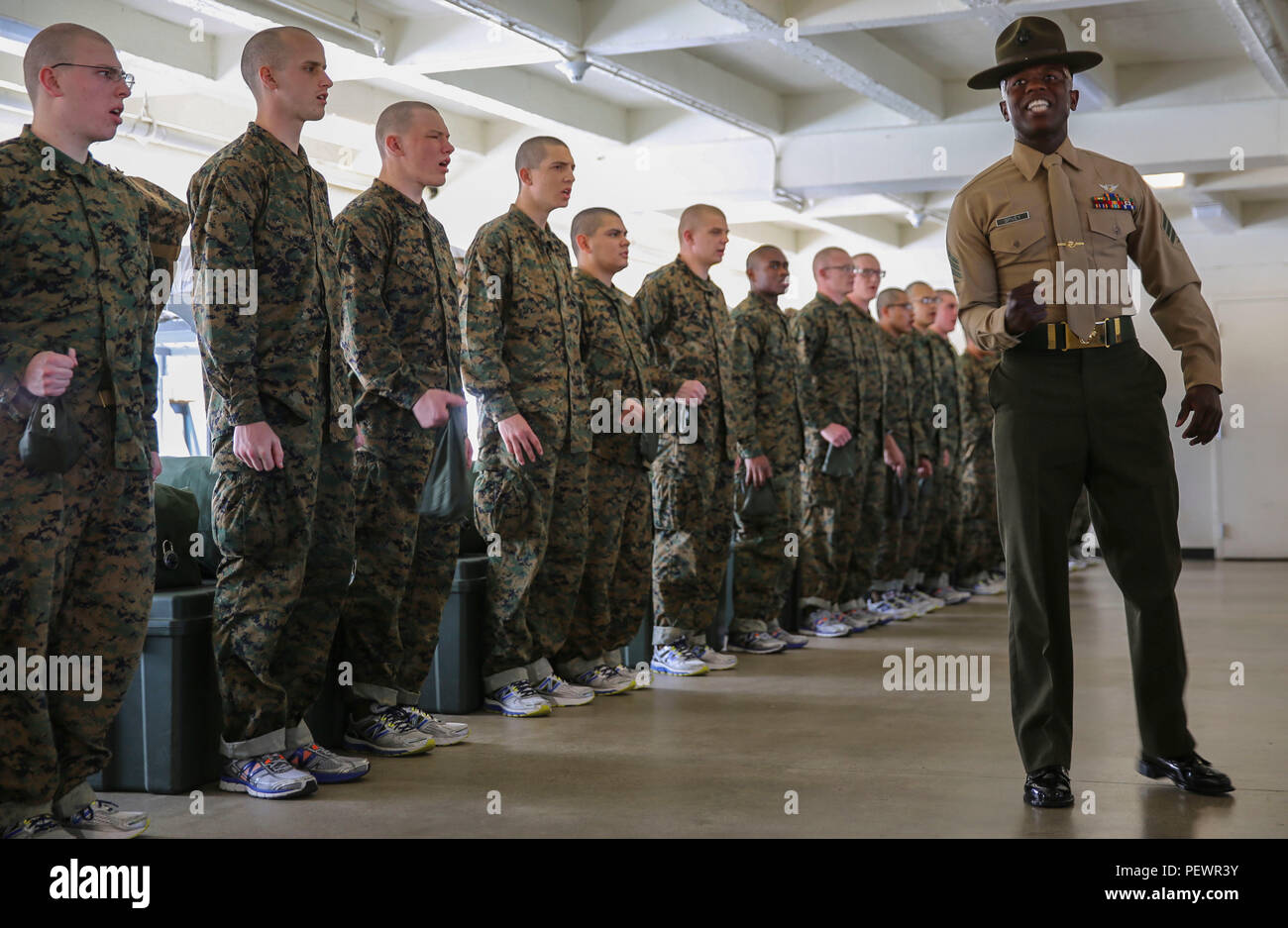 Ein drill instructor von Golf Company, 2 Recruit Training Bataillon, spricht zu den Rekruten über Disziplin während der Abholung im Marine Corps Recruit Depot San Diego, 24.02.5. In den ersten Stunden Rekruten sind mit ihren drill Instructors, lernen Sie die Regeln und Vorschriften für die Ausbildung zu rekrutieren, die alles von, wie man in der Gruppe der Bucht zu, wie man auf den Bohrer Ausbilder sprechen handeln. Jährlich mehr als 17.000 Männer aus den westlichen Recruiting Region rekrutiert werden an MCRD San Diego ausgebildet. Golf Company ist Absolvent 29. April vorgesehen. Stockfoto