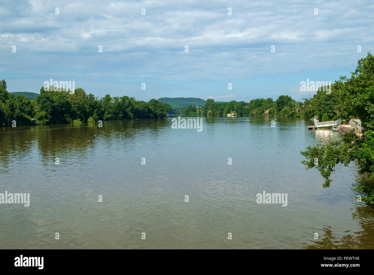 Mit Blick auf den Fluss Lot Saint Sylvestre sur Lot, Lot-et-Garonne, Frankreich. Stockfoto