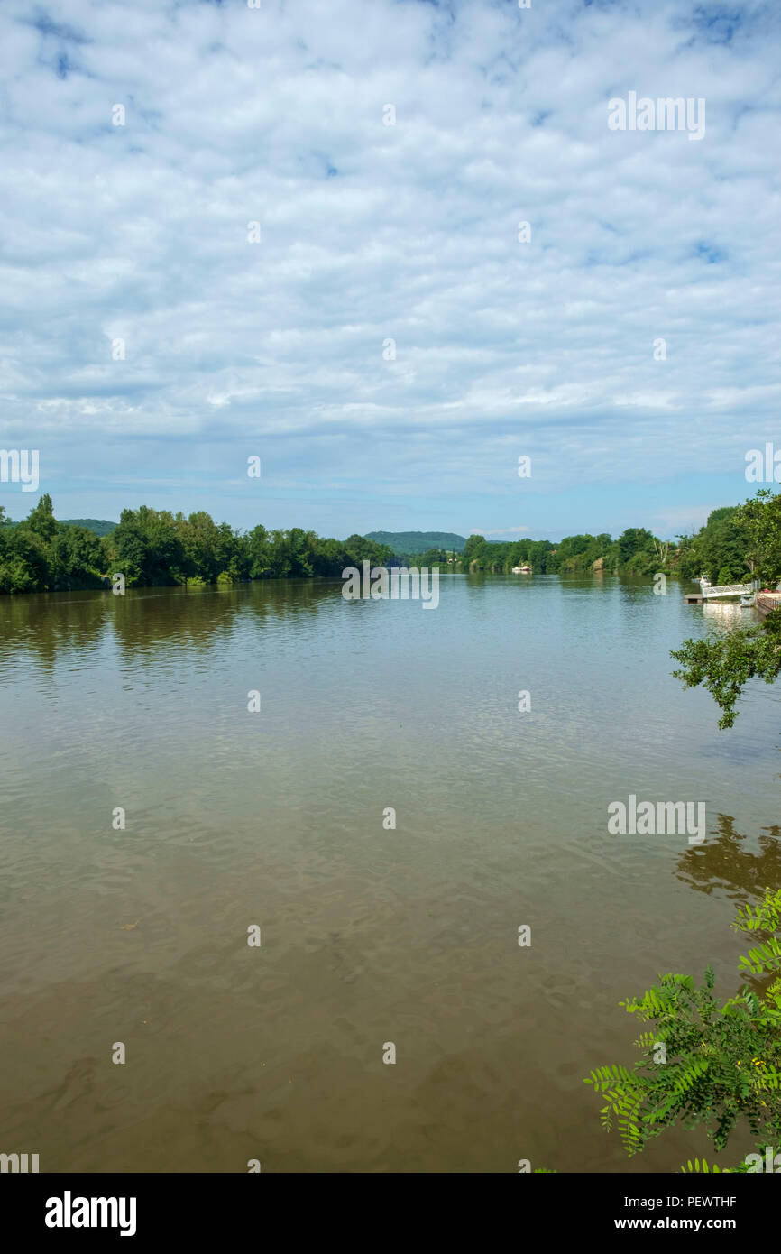 Mit Blick auf den Fluss Lot Saint Sylvestre sur Lot, Lot-et-Garonne, Frankreich. Stockfoto