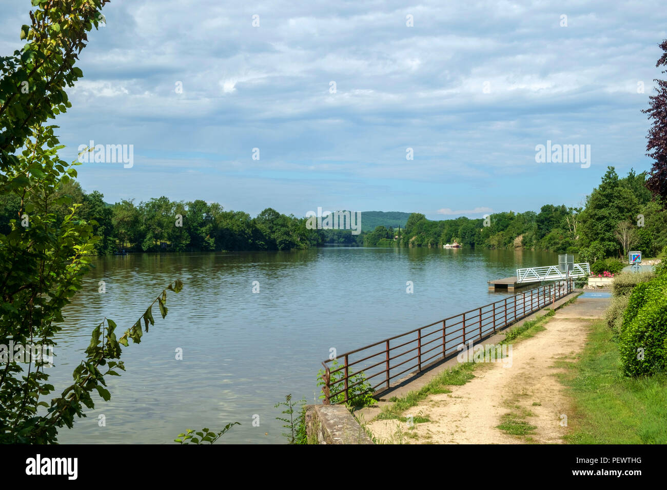 Mit Blick auf den Fluss Lot Saint Sylvestre sur Lot, Lot-et-Garonne, Frankreich. Stockfoto