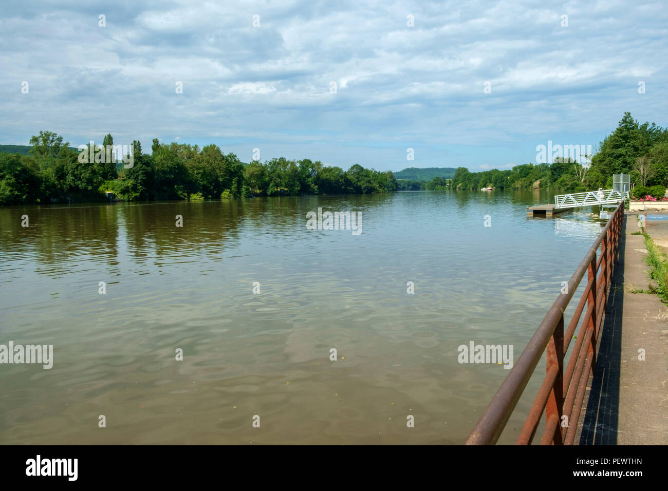 Auf der Suche nach dem Fluss Lot im frühen Sommer Sonnenschein bei Saint Sylvestre sur Lot, Lot-et-Garonne, Frankreich. Stockfoto