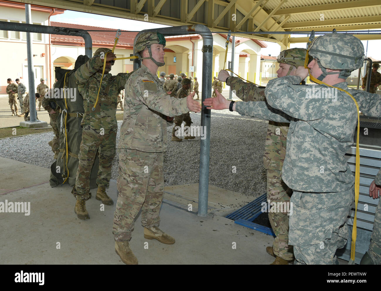 Us-Armee Fallschirmjäger auf die 1 Bataillon zugeordnet, 503Rd Infanterie Regiment, 173Rd Airborne Brigade, Praxis Tür Ausstiege auf das Mock Tür Trainer, Feb 4, 2016, in Aviano Air Base, Italien, in der Vorbereitung für Airborne Operations auf Julia Drop Zone in Pordenone, Italien. Die 173Rd Airborne Brigade ist der US-Armee Contingency Response Force in Europa, die in der Projektion bereit Kräfte überall in den USA in Europa, Afrika oder Zentrale Befehle Verantwortungsbereiche innerhalb von 18 Stunden. (U.S. Armee Foto von visuellen Informationen Spezialist Antonio Bedin-/Freigegeben) Stockfoto