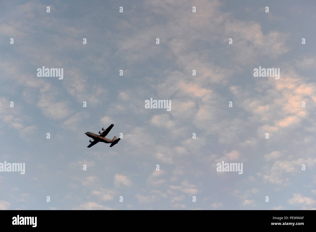 Ein US Air Force C-130 Hercules über eine C-17 Globemaster III während der Großen Paket Woche in Fort Bragg, N.C., Feb 6, 2016 fliegt. Das große Paket Woche führt zu gemeinsamen Zugriff Übung 16-5, wo in Armee und Luftwaffe Einheiten arbeiten zusammen, um die Interoperabilität für die weltweite Krise, Kontingenz und humanitäre Operationen zu verbessern. (U.S. Air Force Foto: Staff Sgt. Sandra Welch) Stockfoto