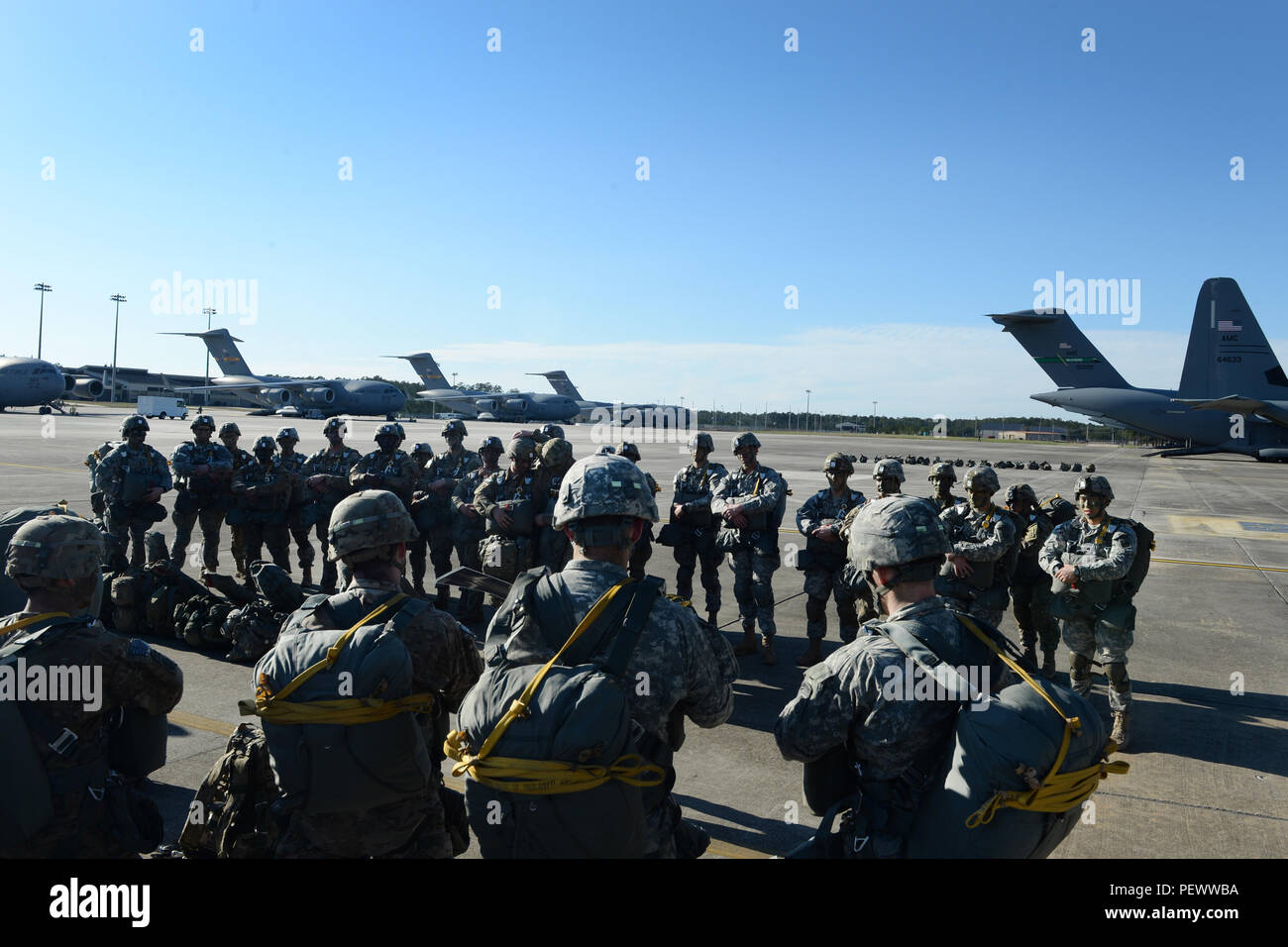 Mitglieder der 3. Brigade, 82nd Airborne Division, bereiten sie aus einem C-17 Globemaster III während der Großen Paket Woche in Fort Bragg, N.C., Feb 6, 2016 zu springen. Das große Paket Woche ist eine Leitung bis zu gemeinsamen operativen Zugang Übung 16-5, bereitet die Armee und Luftwaffe Einheiten für den weltweiten Krisen oder Blindbewerbungen. (U.S. Air Force Foto/Senior Airman Ericka Engblom) Stockfoto