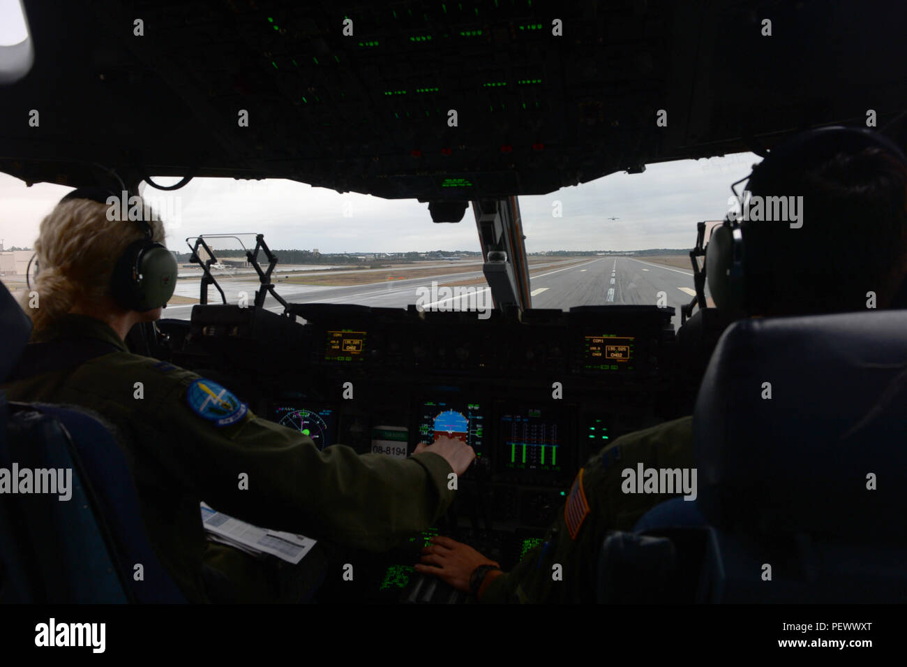 Us-Luftwaffe Kapitän Anne Marie Kemp, 7th Airlift Squadron Flugzeuge Commander, und Kapitän Ralph Ojeda, 7th Airlift Squadron co-pilot, auf einer C-17 Globemaster III Flugzeuge aus McChord Air Force Base, Washington, während das große Paket Woche an Papst Army Airfield, N.C., Feb 4, 2016. Das große Paket Woche führt zu gemeinsamen operativen Zugang Übung 16-5, worin Armee und Luftwaffe Einheiten arbeiten zusammen, um die Interoperabilität für die weltweite Krise, Kontingenz und humanitäre Operationen zu verbessern. (U.S. Air Force Foto: Staff Sgt. Sandra Welch) Stockfoto