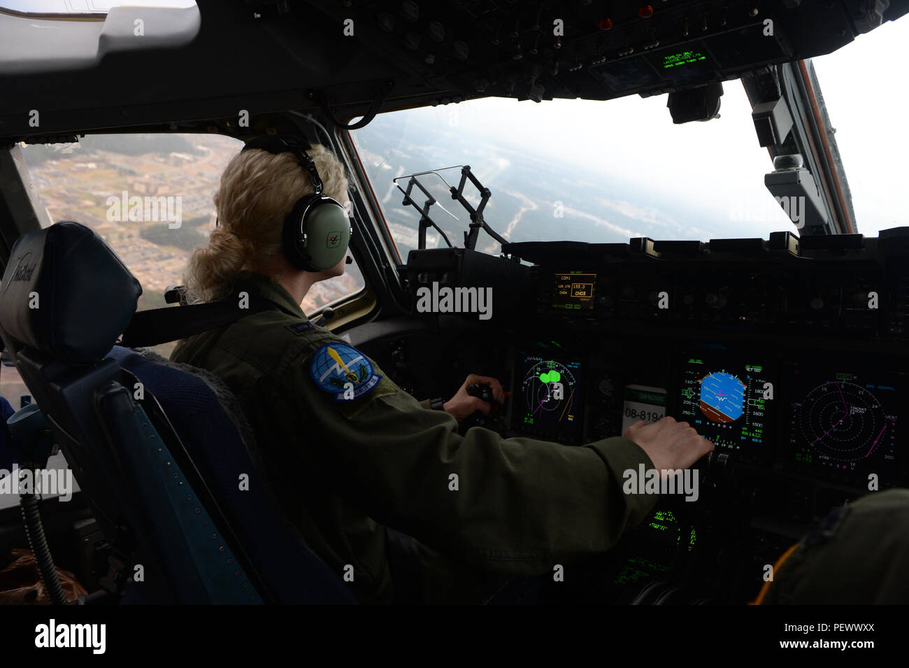 Us-Luftwaffe Kapitän Anne Marie Kemp, 7th Airlift Squadron Flugzeuge Commander, auf einer C-17 Globemaster III Flugzeuge aus McChord Air Force Base, Washington, fliegt in die Drop Zone während der Großen Paket Woche an Papst Army Airfield, N.C., Feb 4, 2016. Das große Paket Woche führt zu gemeinsamen operativen Zugang Übung 16-5, worin Armee und Luftwaffe Einheiten arbeiten zusammen, um die Interoperabilität für die weltweite Krise, Kontingenz und humanitäre Operationen zu verbessern. (U.S. Air Force Foto: Staff Sgt. Sandra Welch) Stockfoto