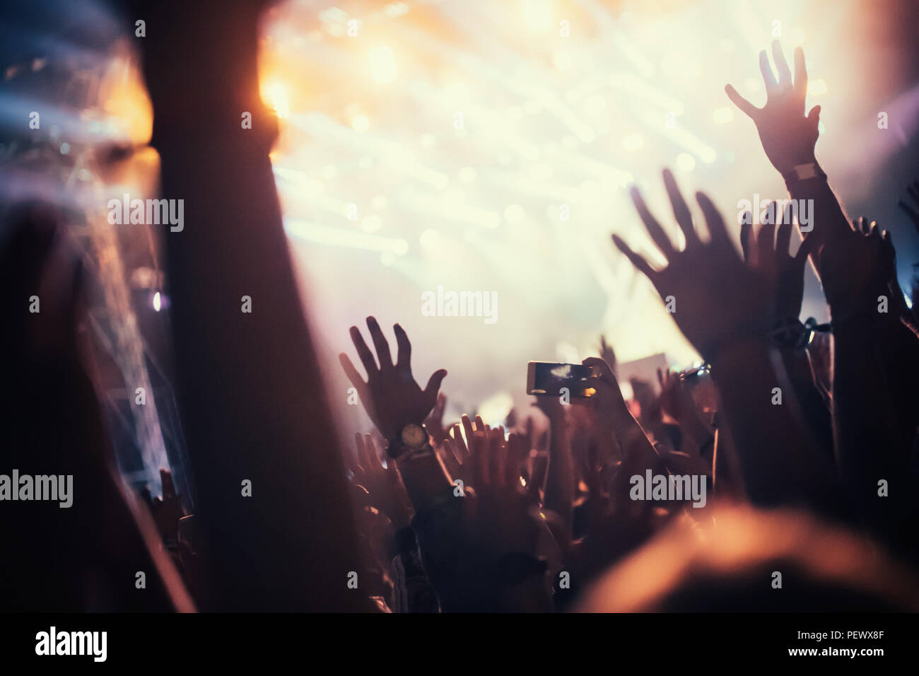 Jubelnde Menge bei Konzert Musik Performance Stockfoto