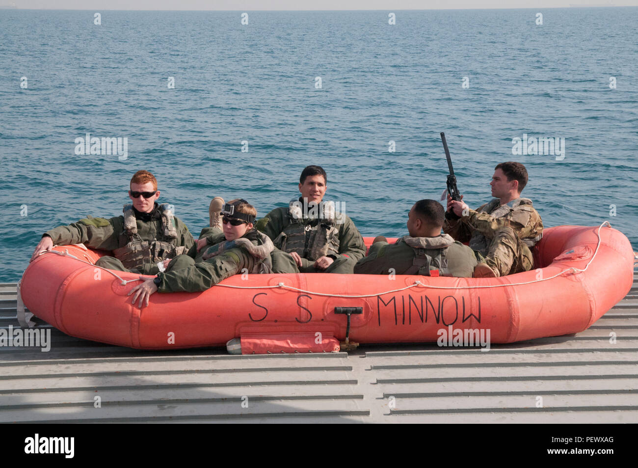 Von rechts nach links: Kalifornien Army National Guard Soldaten Staff Sgt. Ian M. Kummer, Chief Warrant Officer 2 McKayla Dembowski, Sgt. Nathan Wong, Sgt. Angel Ortiz und Chief Warrant Officer 2 Douglas Martine vom 40th Combat Aviation Brigade bereiten sich in einem aufblasbaren Floß aus dem USAV Korinth geschoben werden, bemannt von Soldaten aus der 97., 10., 7. Transport Transport Bataillon Brigade während eines Personal Recovery Übung in den Arabischen Golf Feb 2. 40 CAB Soldaten wurden später von einem MH-60 Seahawk Hubschrauber Hubschrauber Meer Bekämpfung Squ abgeholt Stockfoto