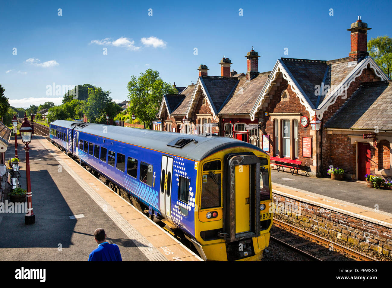 UK, Cumbria, Eden Valley, Appleby Station auf Settle Carlisle, Northern Rail Zug in Richtung Süden Plattform Stockfoto