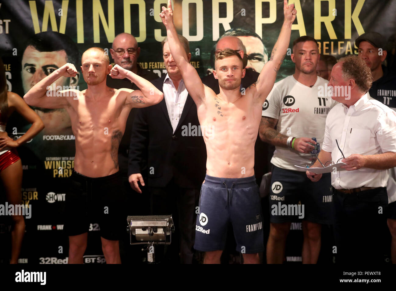 Luke Jackson (links) und Carl Frampton (rechts) während der Weigh-in am Europa Hotel, Belfast. Stockfoto