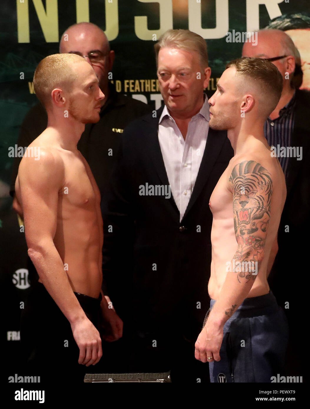 Luke Jackson (links) und Carl Frampton (rechts) während der Weigh-in am Europa Hotel, Belfast. Stockfoto