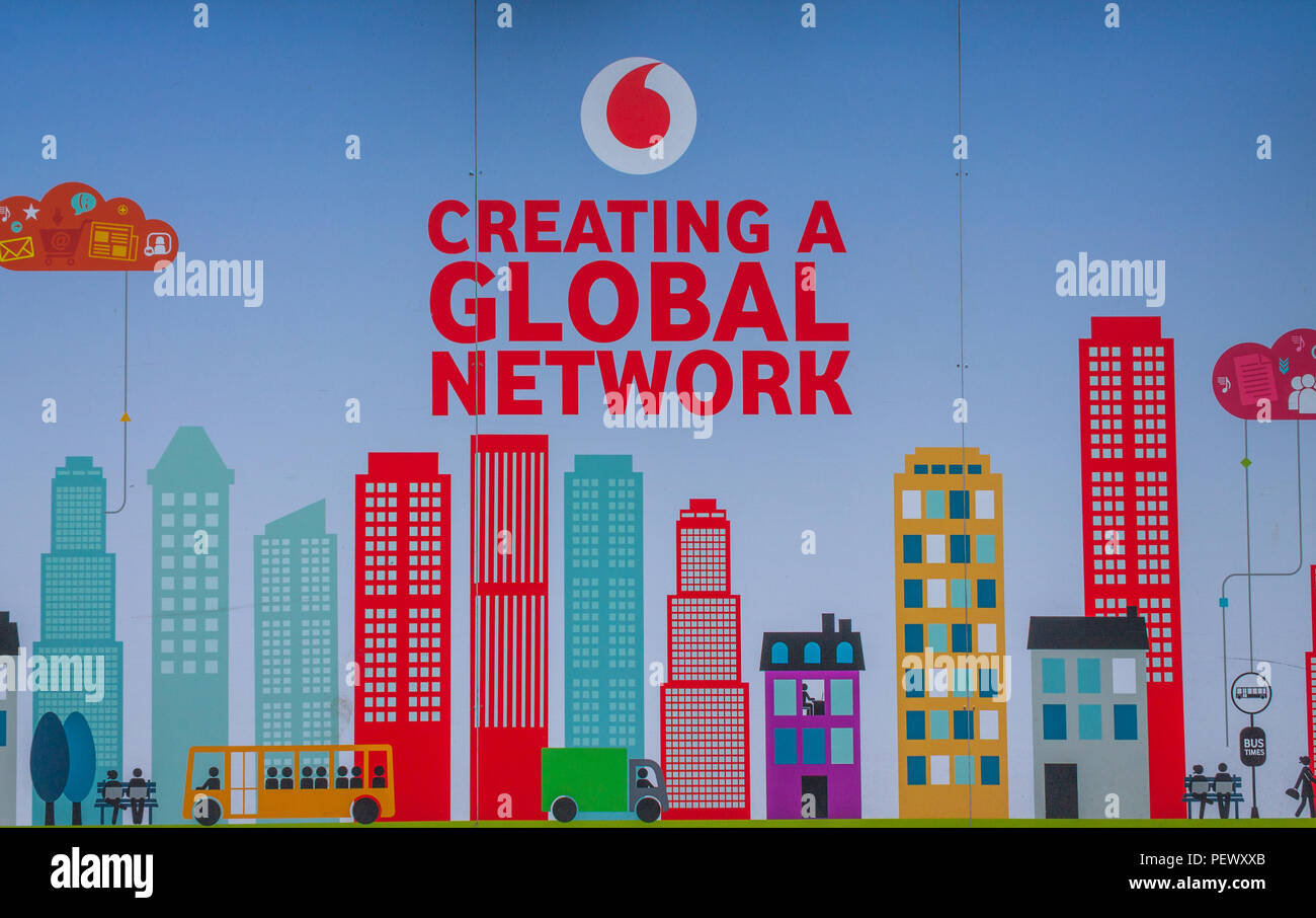 Vodafone logo Werbung ein globales Netzwerk, das auf einer Werbetafel oder Werbung. Stockfoto