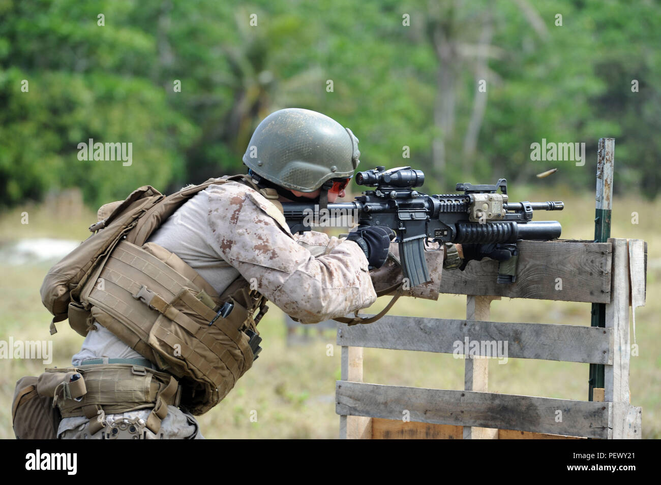 160128-N-ZB 122-002 Hagatna, Guam (Jan. 28, 2016) ein US-Marine mit den Vereinigten Staaten Flotte Anti-terror-Security Team Pacific (FASTPAC) Unternehmen Brände eine M4 Carbine bei Live-Fire Training bei Andersen Air Force Base auf Guam Jan. 28, 2016. Schnell hält Vorwärts - weltweit im Einsatz platoons an verschiedenen naval Befehle rund um den Globus und sind in der Lage, schnelle Bereitstellung der Sicherheit sofort bei der US-Regierung Installationen zu verbessern, die eine zeitlich begrenzte, Sicherheit Expeditionary Force vitale Naval und nationale Ressourcen zu schützen. (U.S. Marine Foto von Mass Communication Specialist 2 Clas Stockfoto