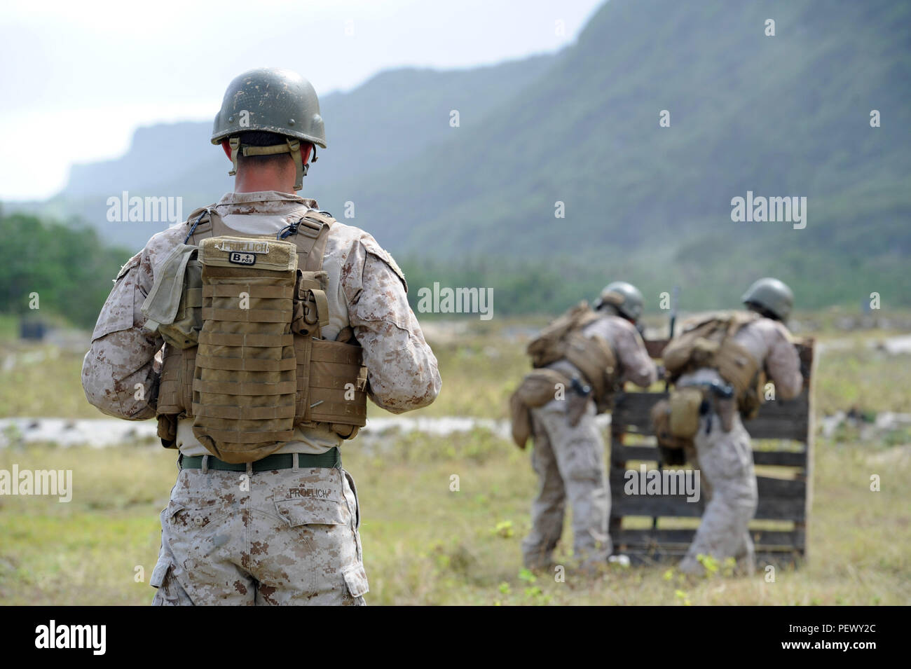 160128-N-ZB 122-005 Hagatna, Guam (Jan. 28, 2016) ein US-Marine mit den Vereinigten Staaten Flotte Anti-terror-Security Team Pacific (FASTPAC) Unternehmen überwacht ein live-Fire Training bei Andersen Air Force Base auf Guam Jan. 28, 2016. Schnell hält Vorwärts - weltweit im Einsatz platoons an verschiedenen naval Befehle rund um den Globus und sind in der Lage, schnelle Bereitstellung der Sicherheit sofort bei der US-Regierung Installationen zu verbessern, die eine zeitlich begrenzte, Sicherheit Expeditionary Force vitale Naval und nationale Ressourcen zu schützen. (U.S. Marine Foto von Mass Communication Specialist 2. Klasse Chels Stockfoto