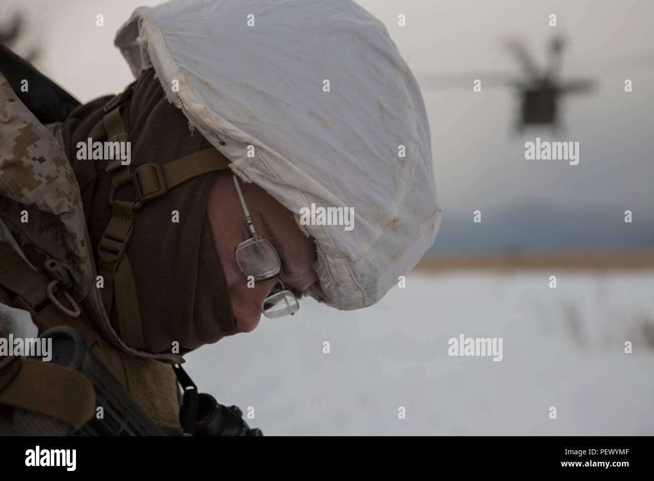 U.S. Navy Petty Officer 3rd Class Nicholas Therrien, 10 Jahre, 1.BATAILLON, 3. Marine Regiment (1/3), schaut weg von der UH-60 Black Hawk Hubschrauber, da es sonst während des Fuji Viper16-3 auf Lager Fuji, Fuji, Japan, Feb 9, 2016 fliegt. Die Marines von 1/3 eine Patrouille als Teil der langen Reihe Angriff Ausbildung ihre Kenntnisse in Kampfhandlungen zu unterstützen. Fuji Viper16-3 ist eine Übung, wo Marinesoldaten und Matrosen live Brand- und nicht-live Fire kombinierte Waffen, um so nachhaltig bekämpfen proficiency Blindbewerbungen im US Pacific Com zu unterstützen. Stockfoto