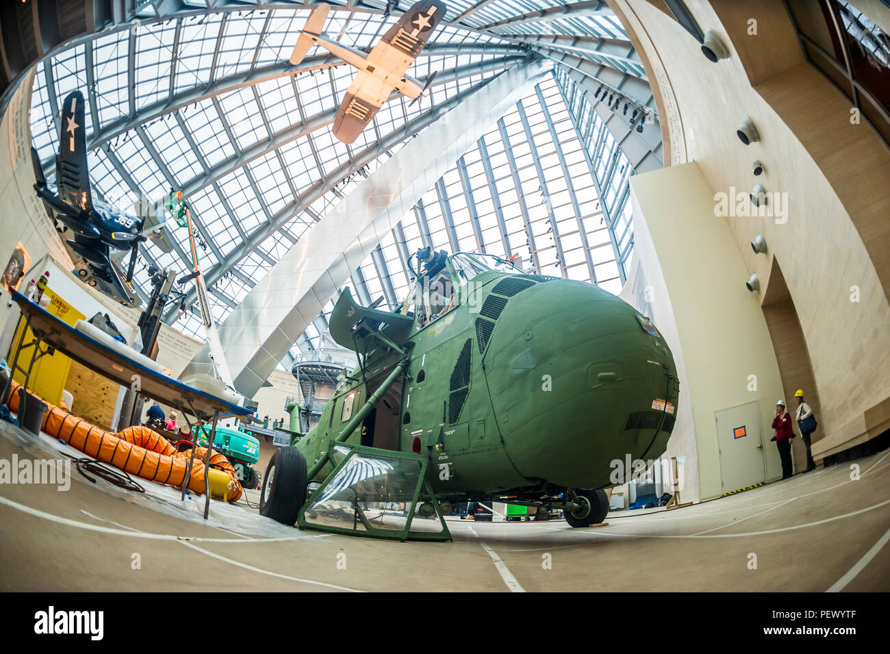 Eine Sikorsky UH-34 D Seahorse Hubschrauber, und ist bereit, die auf dem Display als Teil der Vietnam Ausstellung im National Museum der Marine Corps (Nmmc), Dreieck, Va., Nov. 9, 2016 zu gehen. Dieses Flugzeug, benannt nach der Ehefrau von Vietnam Hubschrauberpilot, Alan Weiss, "liebenswürdige Dame "Bev wurde vollständig restauriert und zu den Nmmc von Marine Helicopter Squadron 361 Veteran's Verein gespendet. (Offizielle United States Marine Corps Foto von Kathy Reesey/Freigegeben) Stockfoto