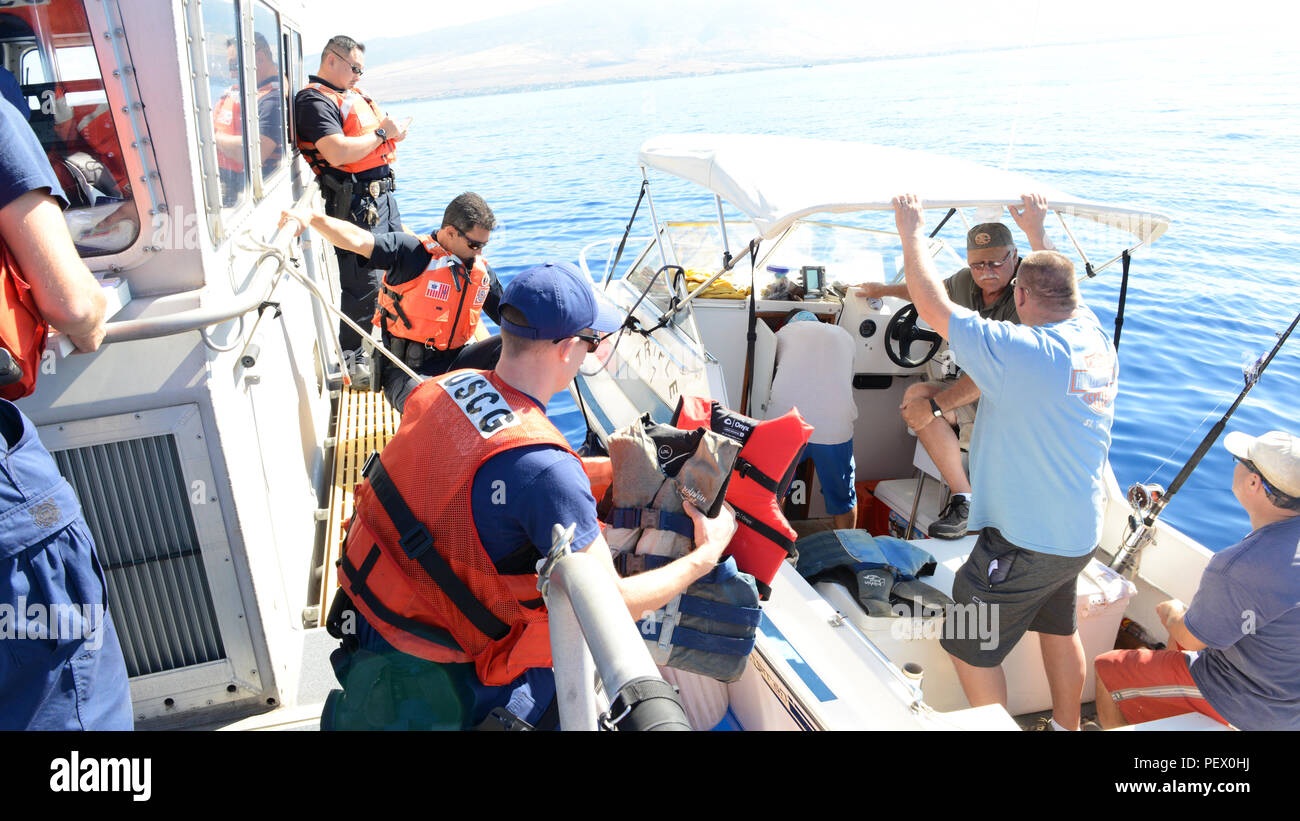 Petty Officer 1st Class Sean Hill der Coast Guard Station Maui schaut über das Überleben bei einem entspannenden Schiff Internat in der Nähe von Maui, Feb 11, 2016. Nach dem Boarding abgeschlossen war, Hawaii Abteilung von Land und natürlichen Ressourcen die Offiziere schauten auch über Mariner's fangen die Einhaltung der Fischereivorschriften und Fangquoten zu gewährleisten. (U.S. Coast Guard Foto von Chief Petty Officer Sara Mooers/Freigegeben) Stockfoto