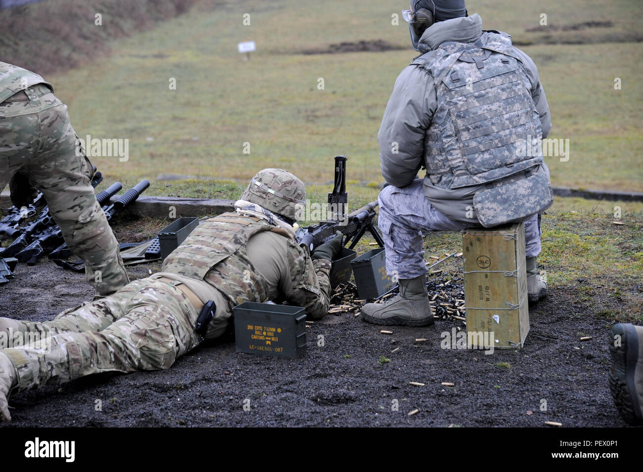 Flieger in die Vereinigten Staaten von der Polizei in der 569Th Squadron Verhalten zugeordnet - Live Fire Training mit M240B Maschinengewehre auf Strecke 18 von der US-Armee Baumholder Manöver Training Area, Deutschland, Feb.11, 2016. Die 569 USFPS führt der Luftwaffe größten Strafverfolgungsbehörden Mission, die 1,1 Quadratkilometer und die Polizeidienste zu über 57.000 Verteidigungsministerium Personal und ihre Abhängigen, die alle während der Bereitstellung und Umschichtung der Mitglieder zu 15 verschiedenen Standorten weltweit. Baumholder, Deutschland, Feb.11, 2016. (U.S. Armee Foto von visuellen Informationen Spezialist Rüdiger Hess/Freigegeben) Stockfoto