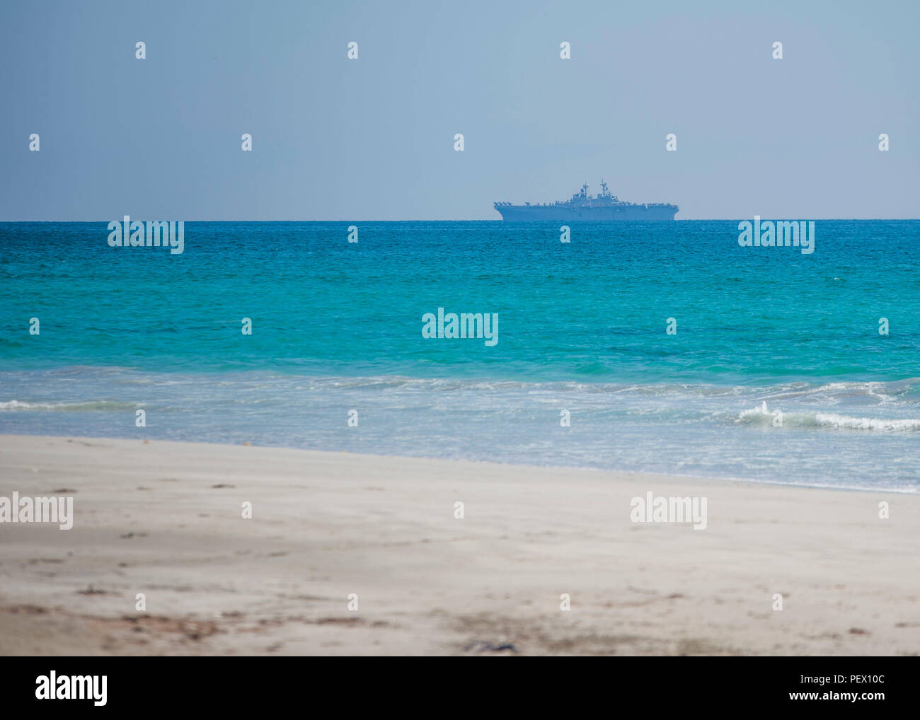 160127-N-YL 073-308 5. US-Flotte EINSATZGEBIET (Jan. 27, 2016) Das amphibisches Schiff USS Kearsarge (LHD3) die Durchfuhr den Golf von Oman. Kearsarge ist das Flaggschiff der Kearsarge Amphibious Ready Group (ARG) und, mit dem begonnen 26 Marine Expeditionary Unit (MEU), ist zur Unterstützung der Maritime Security Operations und Theater Sicherheit Zusammenarbeit in den USA 5 Flotte Bereich der Operationen eingesetzt. (U.S. Marine Foto von Mass Communication Specialist 2. Klasse Shamira Purifoy/Freigegeben) Stockfoto